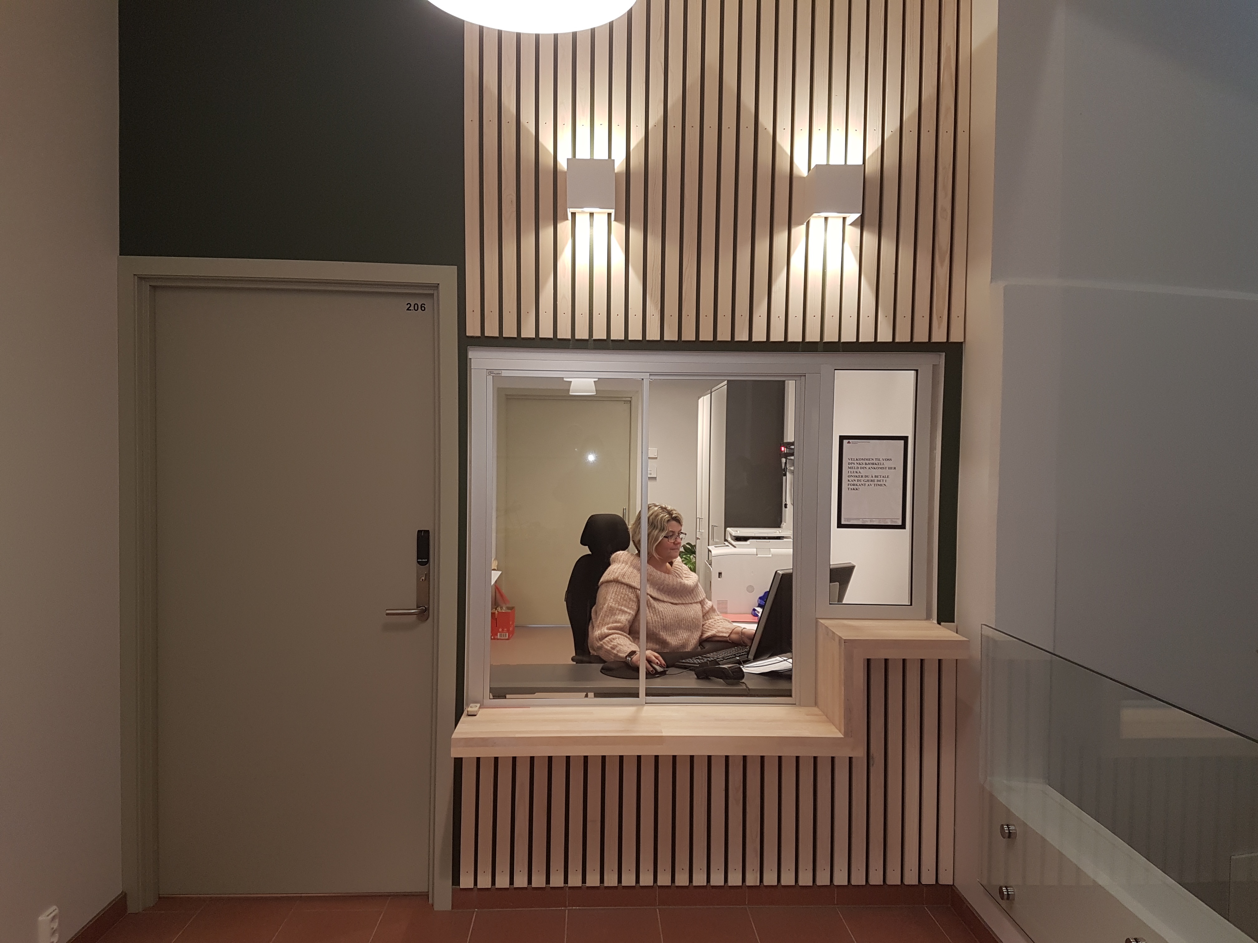 Ansatt i resepsjonen som tar i mot besøkende