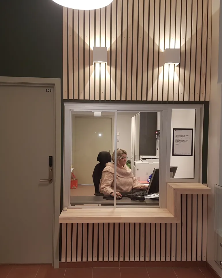 Ansatt i resepsjonen som tar i mot besøkende