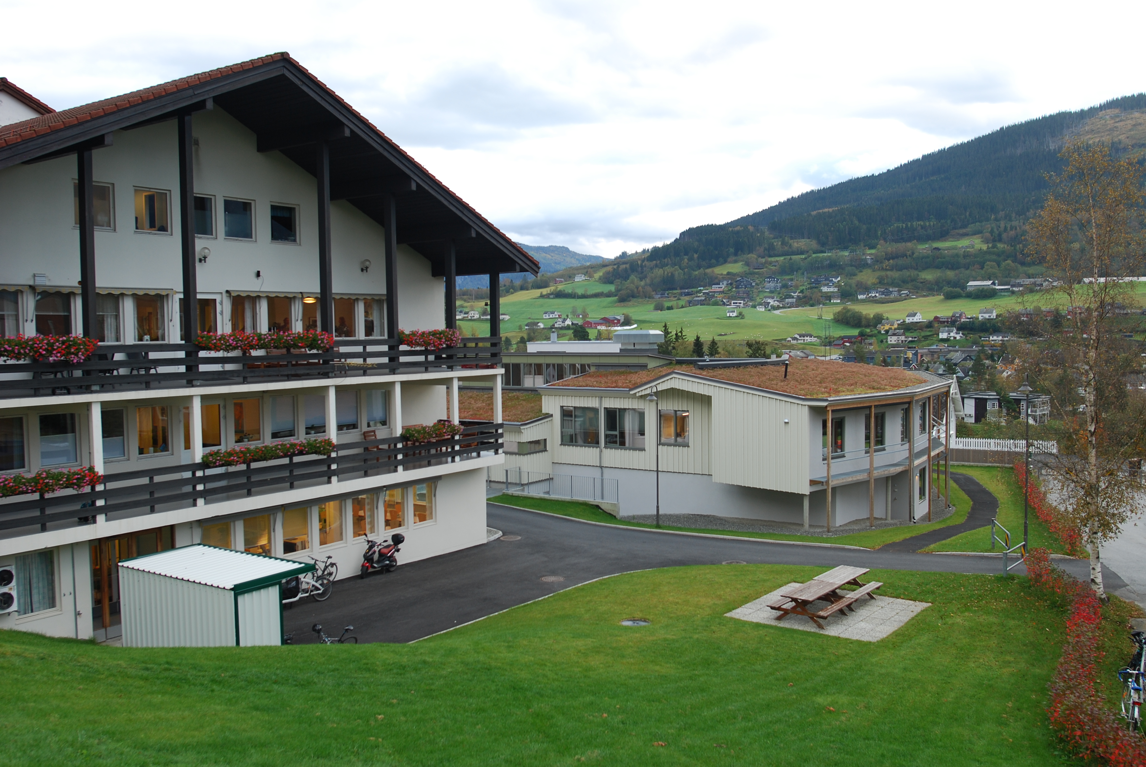 Områdebilde av bygg 1 (døgn/administrasjon) og bygg 3 (poliklinikkene/resepsjon)