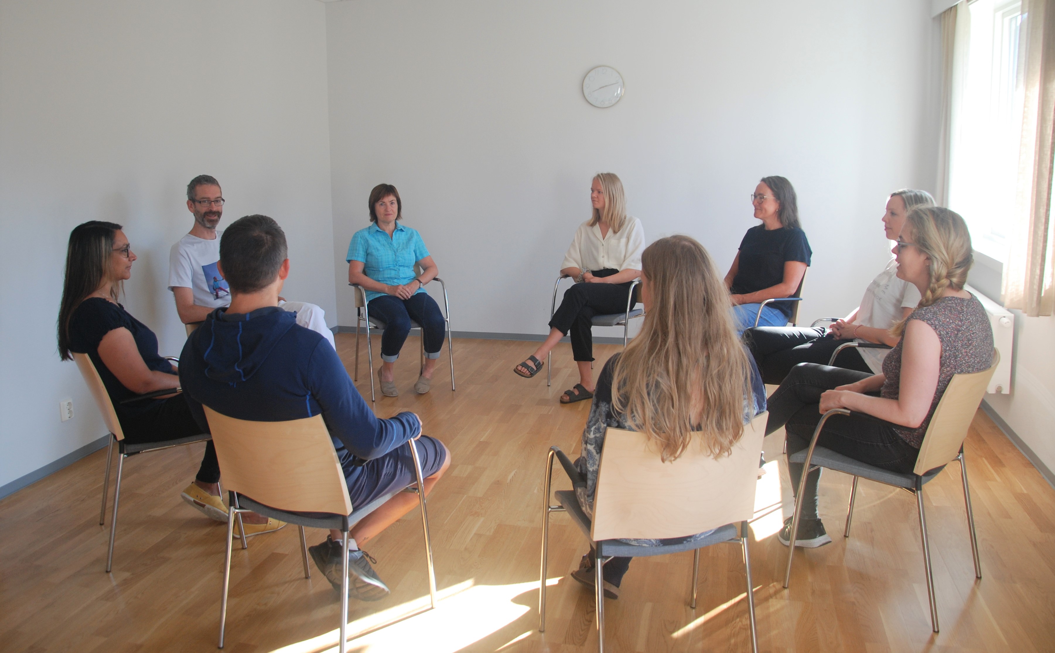 En gruppe mennesker som sitter i stoler