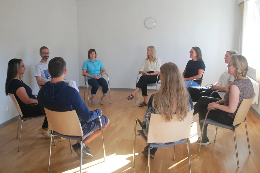 En gruppe mennesker som sitter i stoler